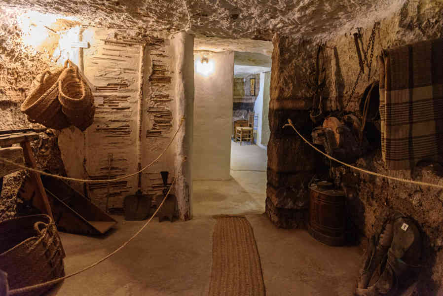 Albacete - Alcalá del Júcar 38 - casa-cueva del Castillo.jpg